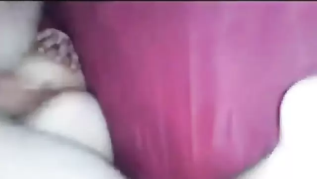 Türk adam, karısının arkadaşını ıslak amıyla sikişiyor.