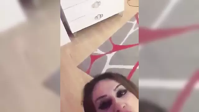 Ateşli Türk hatun, kocasının arkadaşına ağızla zevk veriyor.
