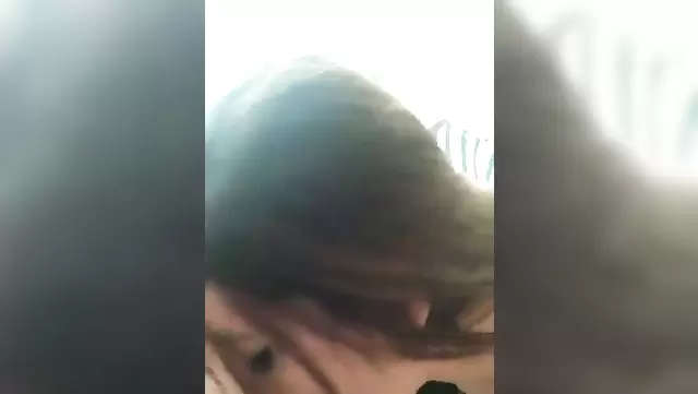 Güzel Türk kız, arkadaşının aletini ağzına alıyor.