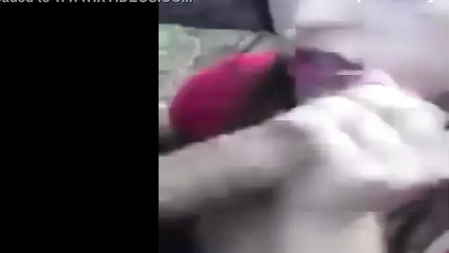 Türk üniversiteli kız, dışarıda arkadaşına ağızla zevk veriyor.