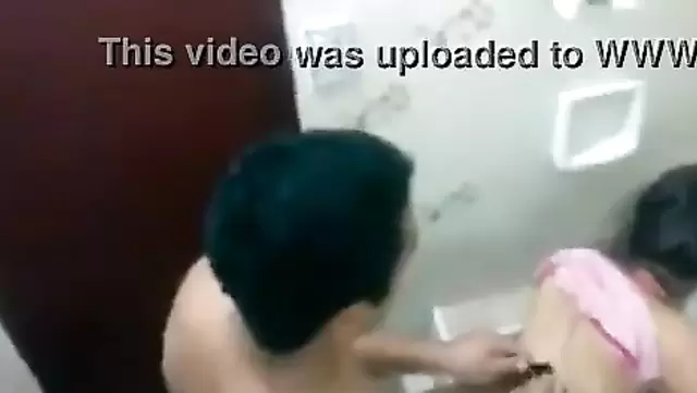 Bir adam, tuvalette Türk üniversiteli bir kızla sikişiyor.