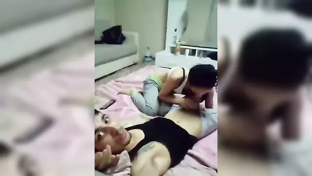 Genç kadın, Türk erkeğine ağızdan zevk veriyor.