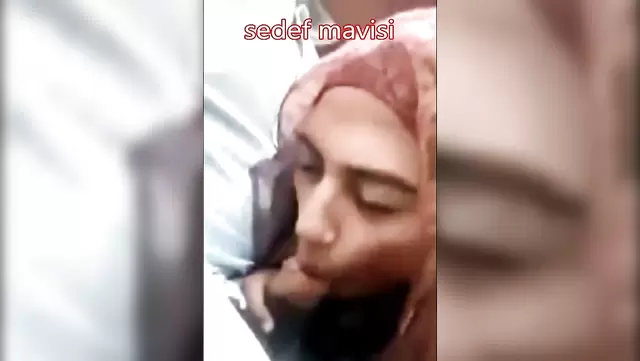 Ateşli Türk kız, arkadaşına ağızla zevk veriyor.