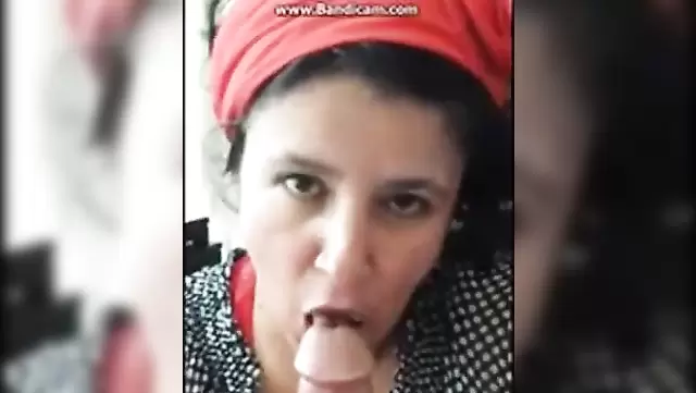 Olgun Türk kadın, komşusuna bol salyalı bir oral çekiyor.